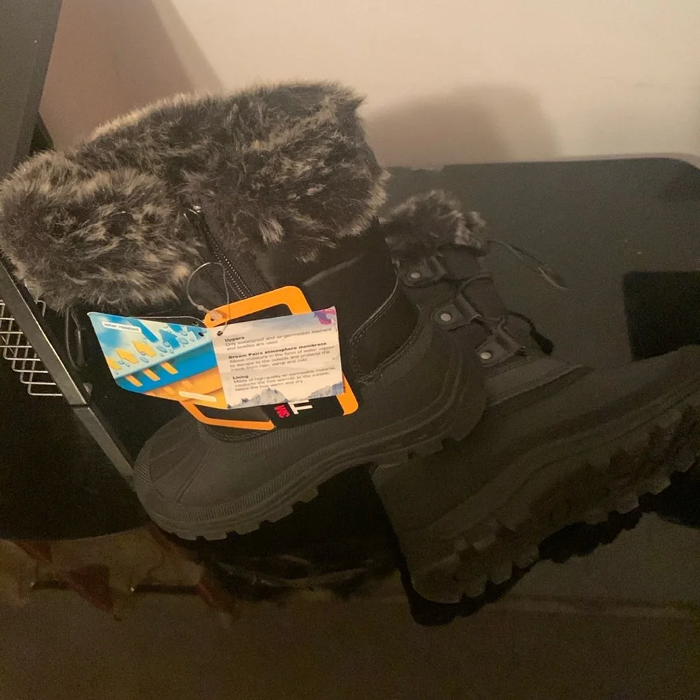 Brand new winter boots - Picture 1 of 2